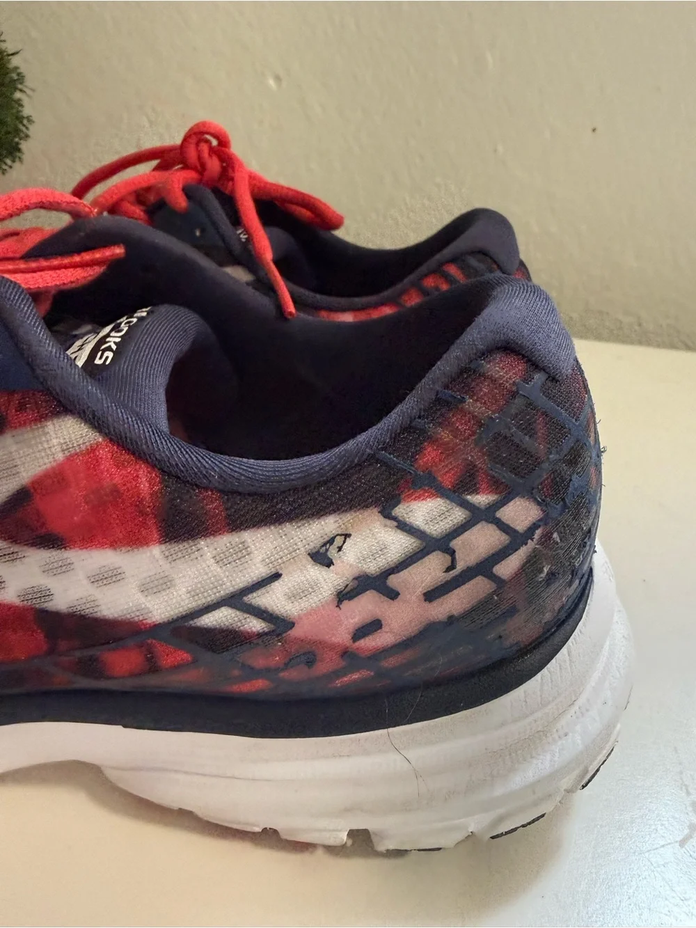 Brooks launch 3 Women size 7.5 Running Shoes - Navy with Red/Pink Accents